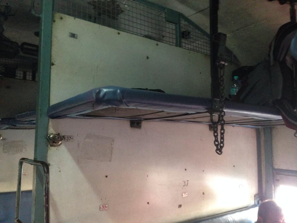 0922_寝台列車のベッド2