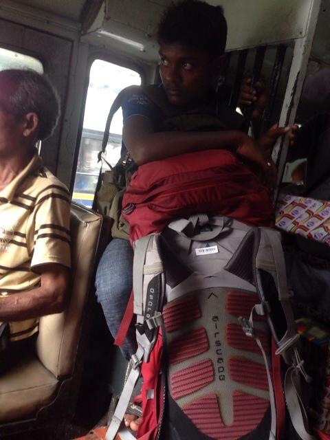 0922_バッグ持ってくれる兄さん