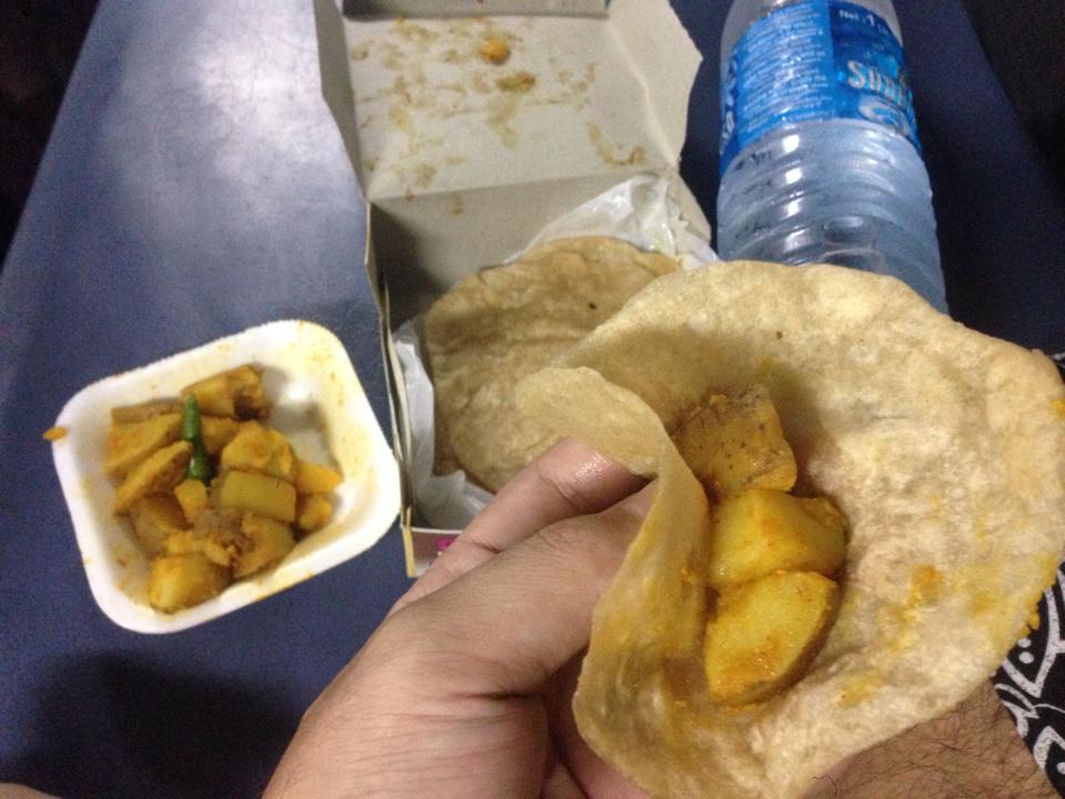 0922_寝台列車の中で晩御飯2