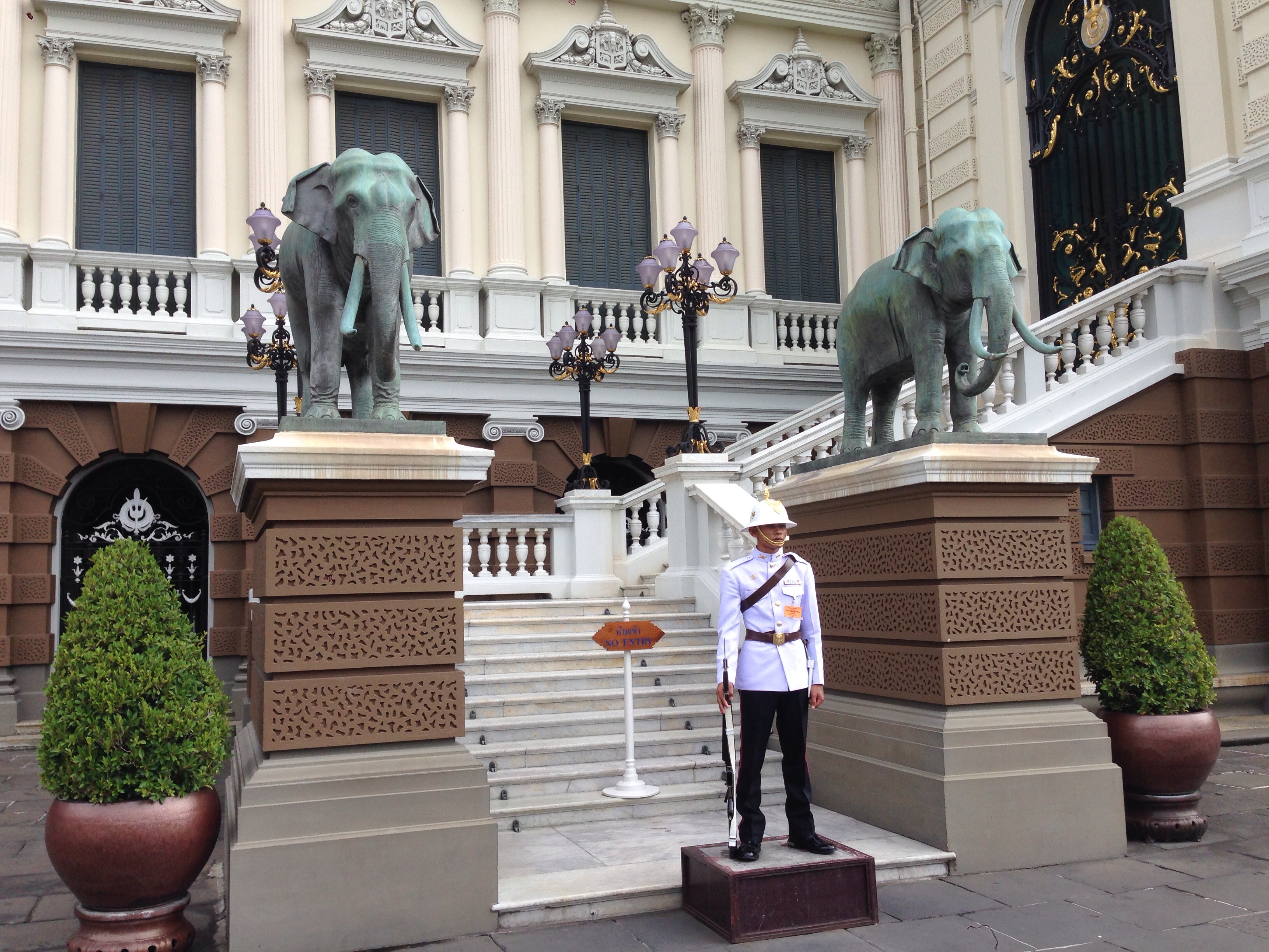 0907ワットプラケオ王宮の見張り