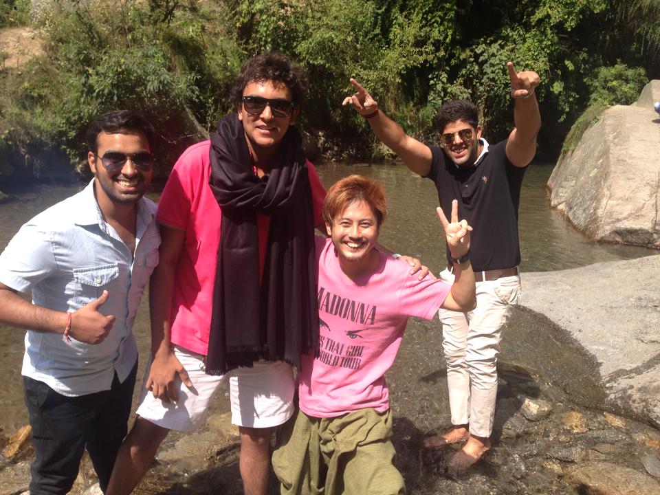 0928_滝つぼでインド人と遊ぶ