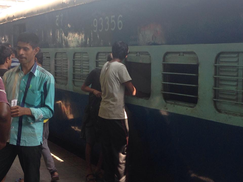 100202_窓から荷物を入れる待てないあほ