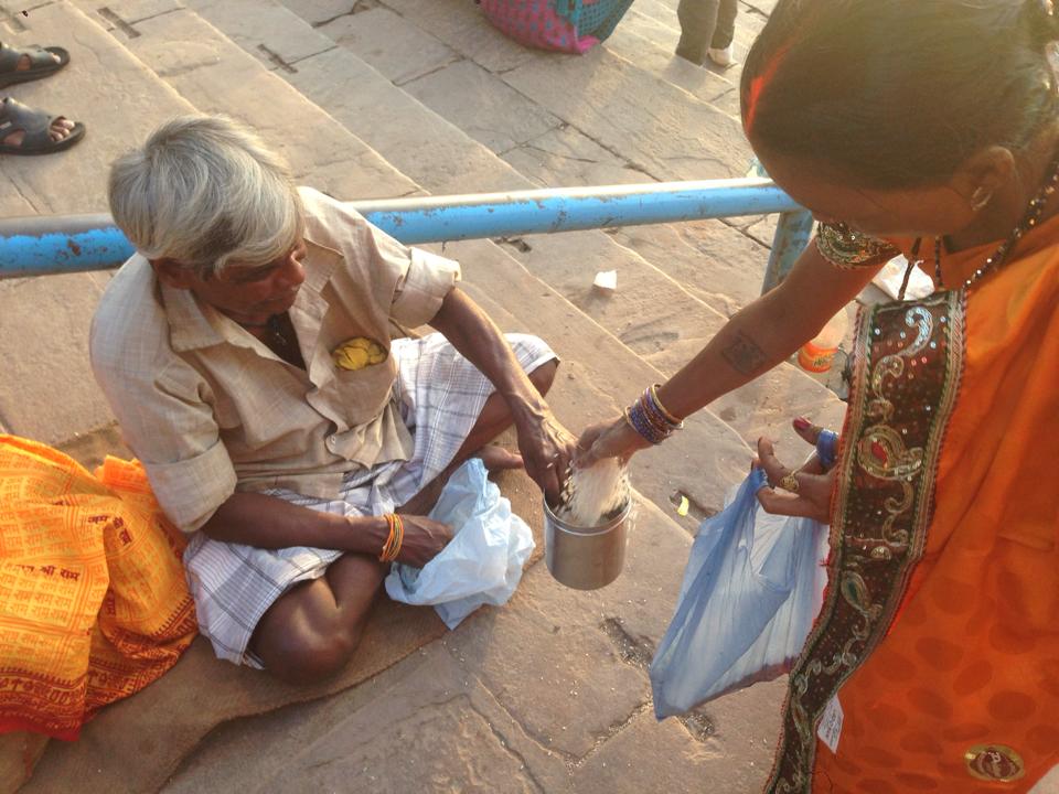 0925_物乞いに食いものを