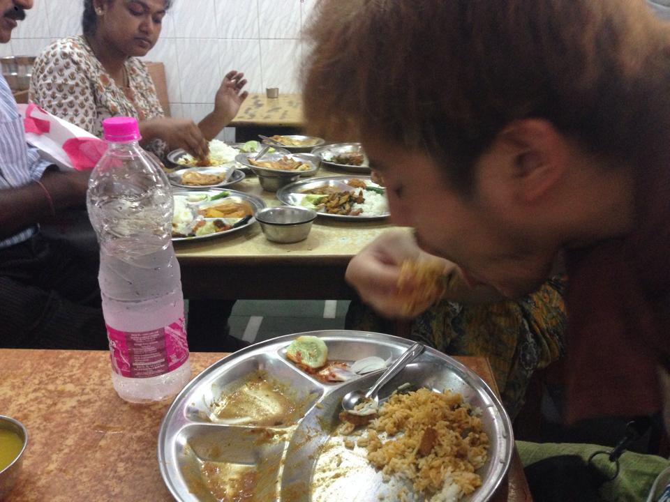 0924_手でカレー食う俺