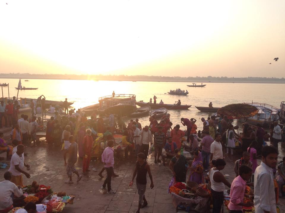 0925_朝から活気のあるバラナシ2