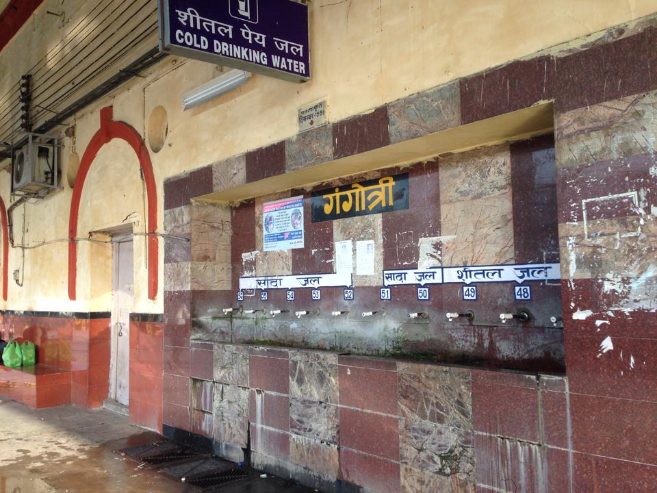 0923_ムガルサライ駅のきれいな水